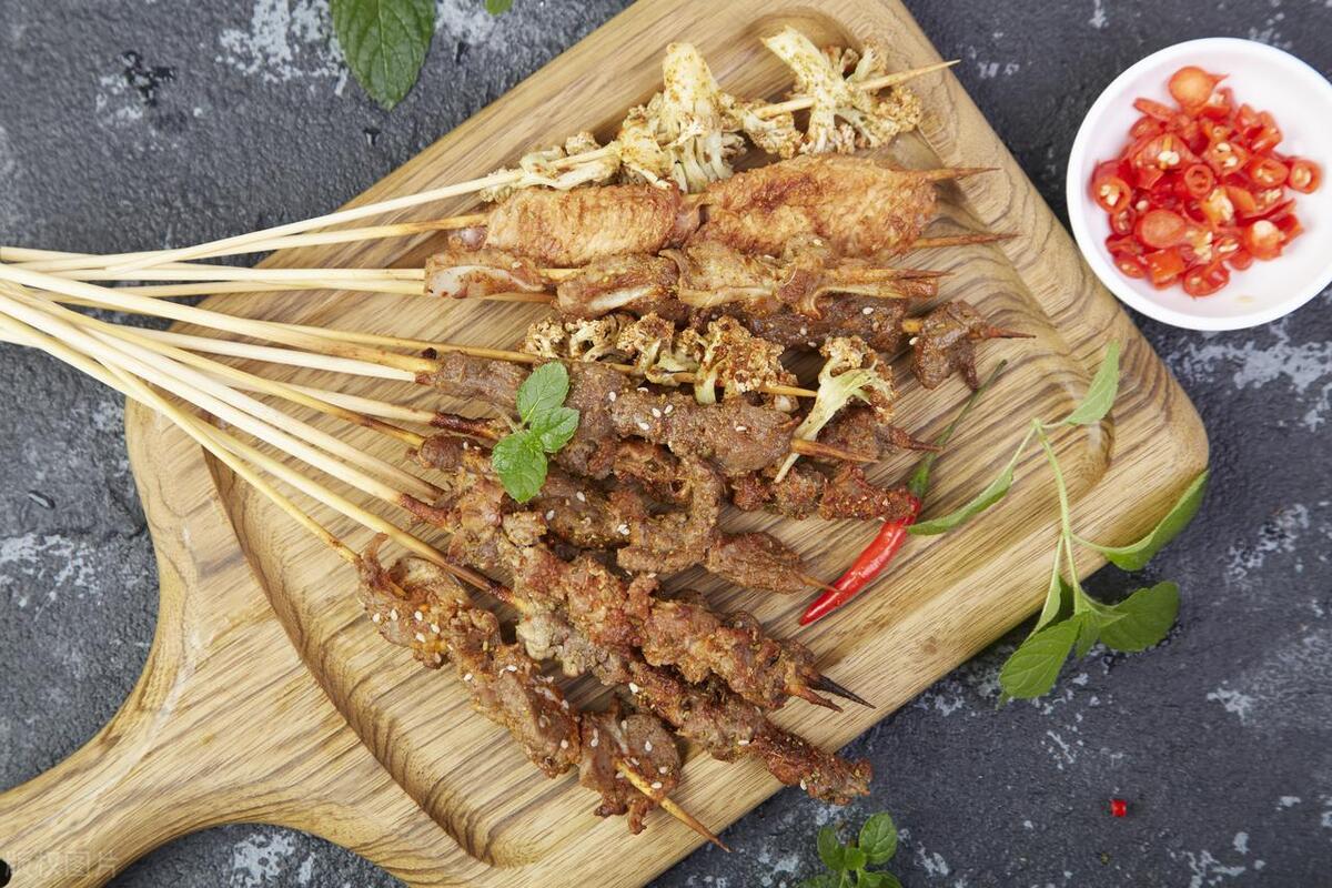 武汉挑战摆摊卖烧烤一年赚100万,90后开烧烤摊一年赚了100万