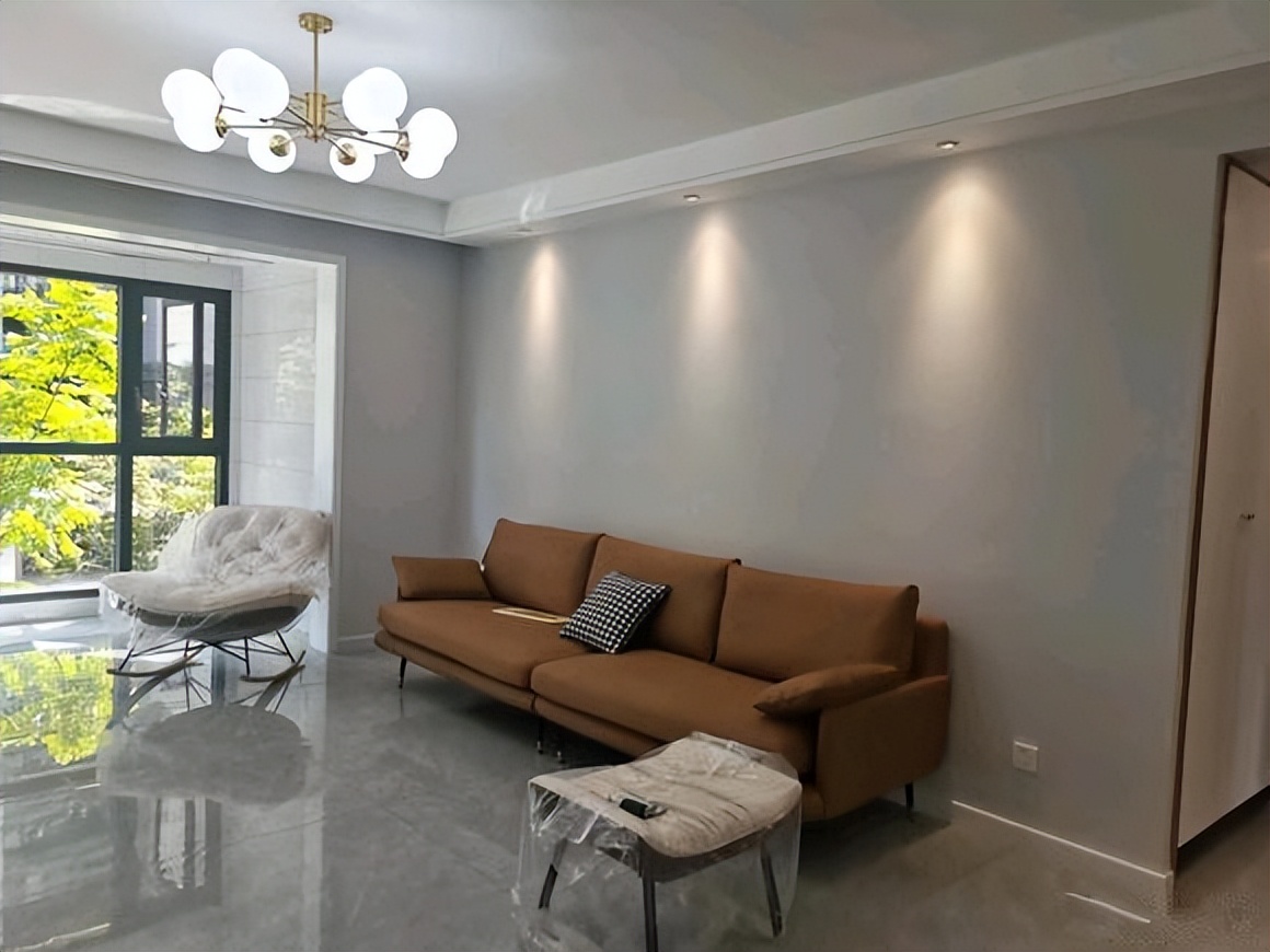 新房简单装修完工，客厅做双眼皮吊顶，电视墙材质是石膏线