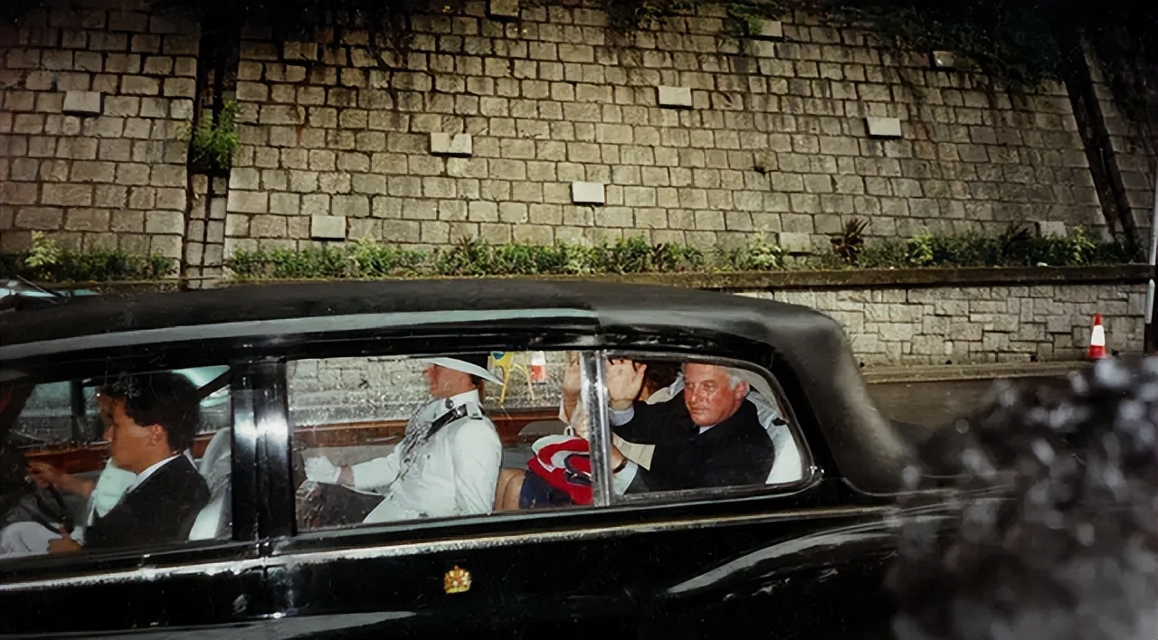 1997年香港回归场景：彭定康仰天含泪，“港督”女儿哭得难以自拔