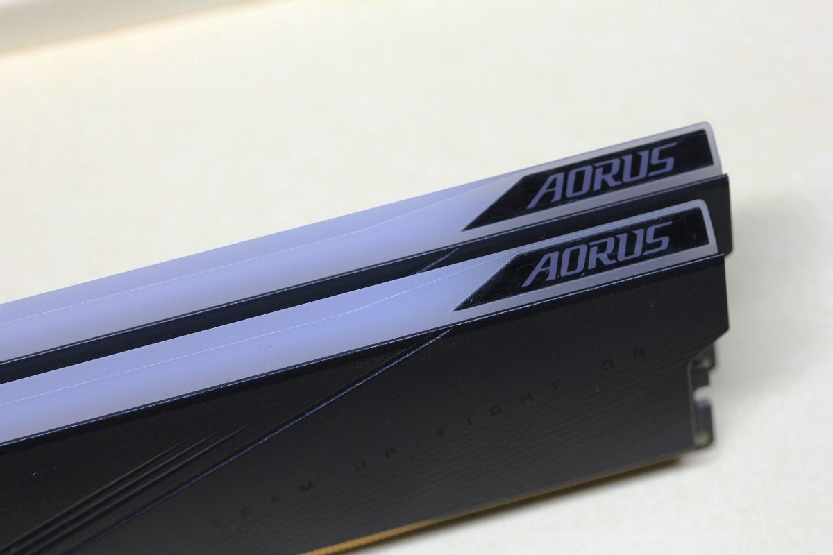 面向高端玩家、可一键超频至6400的技嘉AORUSRGBDDR56000内存条