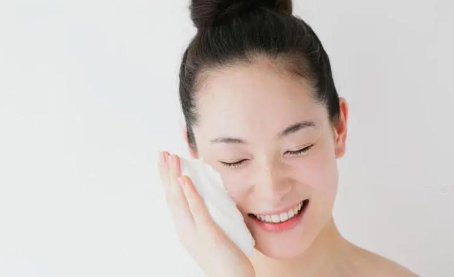 阿玛尼精华和赫莲娜精华哪个好用,阿玛尼精华系列