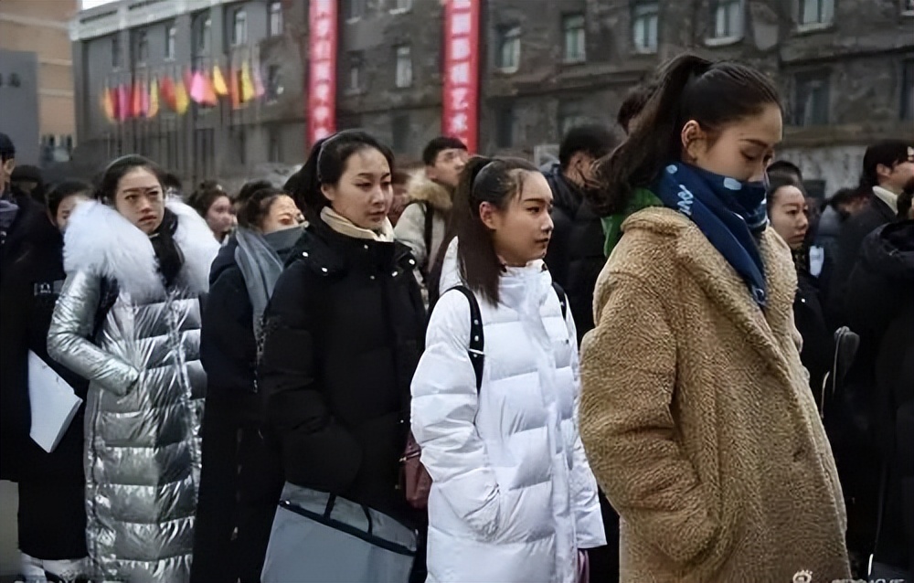 18岁女模特为满足男友跑车心愿，诈骗320万元，其中包括世界冠军