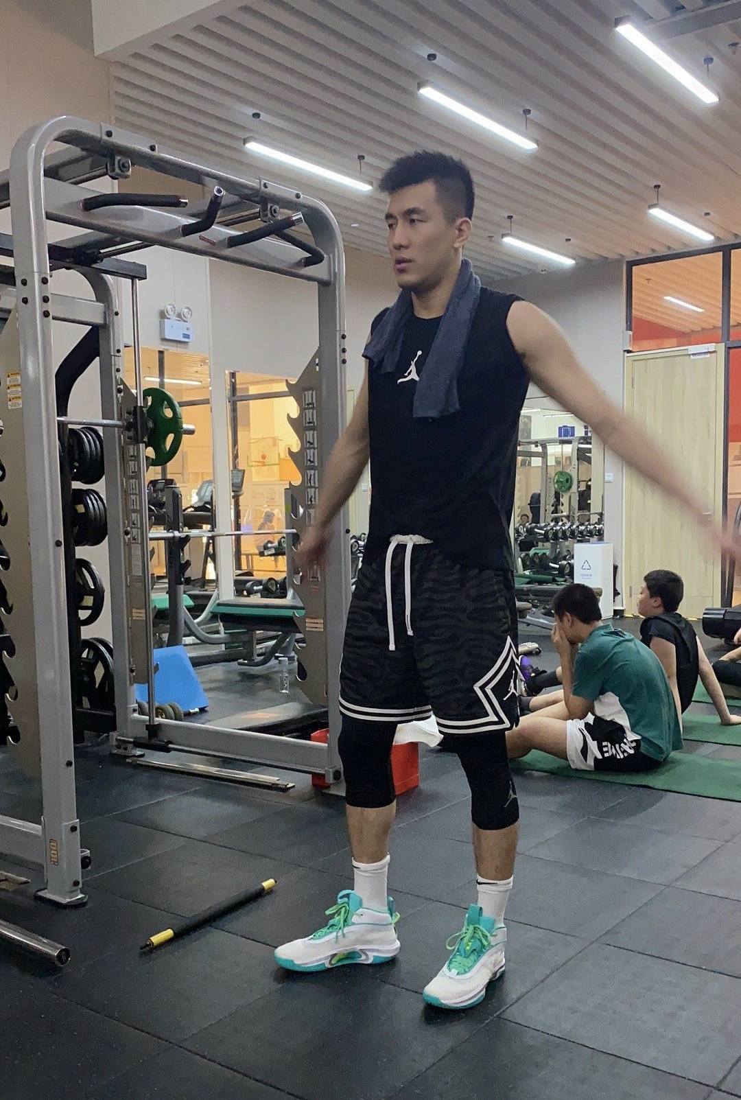 郭艾伦亚洲第一后卫的由来,郭艾伦比赛为什么可以穿aj