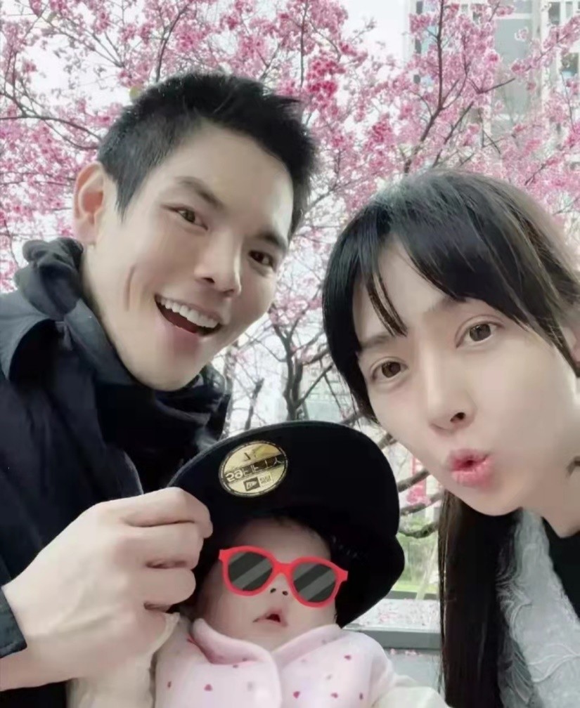 向佐郭碧婷恋爱前出席活动,郭碧婷向佐甜蜜牵手疑似恋情曝光