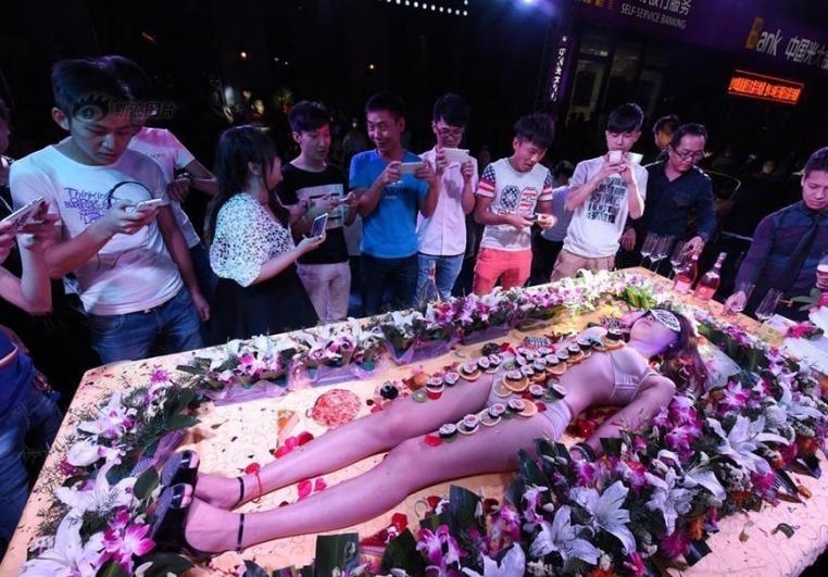 侃爷生日派对寿司,侃爷为朱莉亚庆生