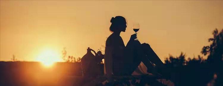 男孩骨子里自有霸气，你有钱对我无所谓，有钱没女人味的女人