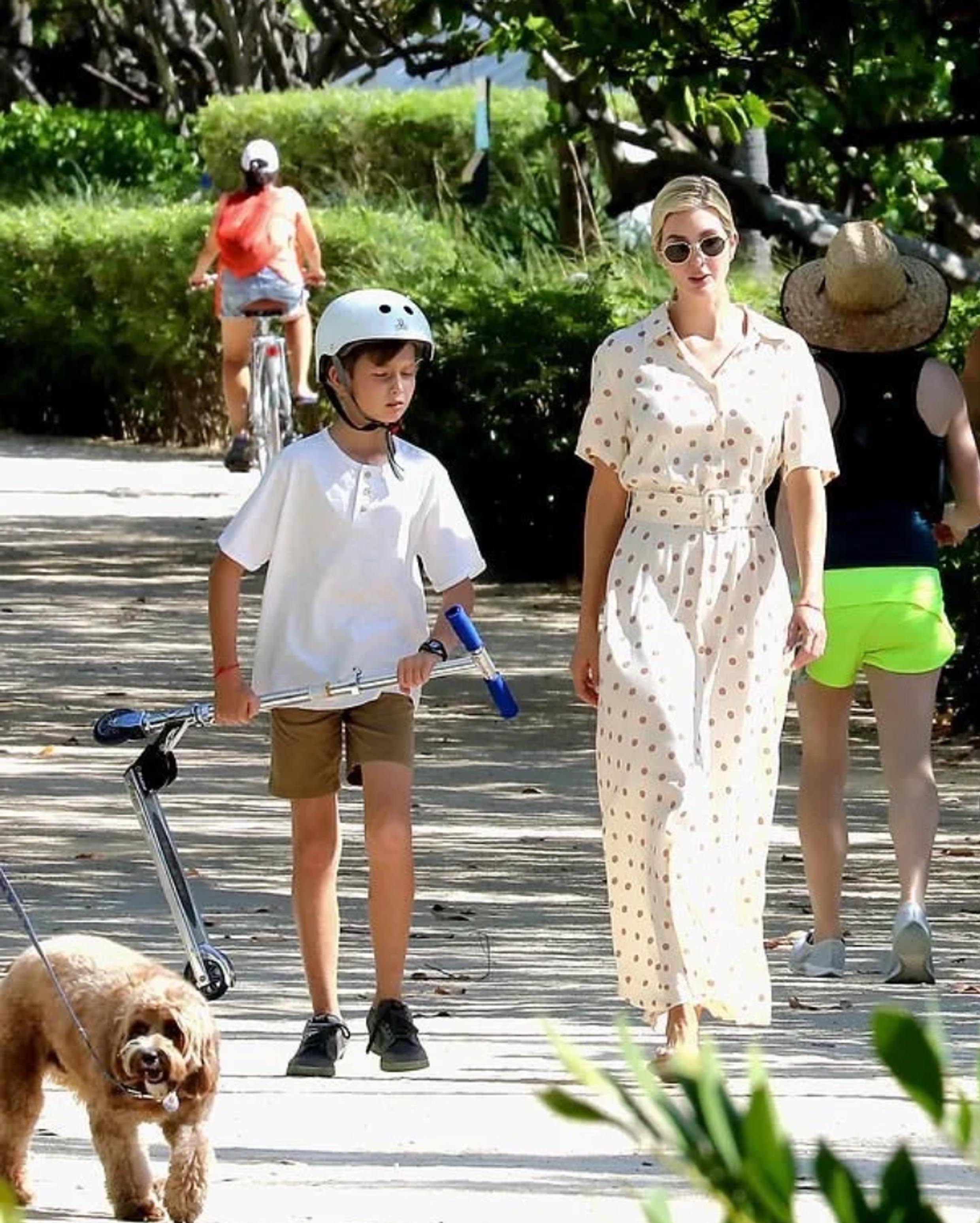 39岁伊万卡素颜出镜给美国人打气,40岁伊万卡惊艳捷克城堡