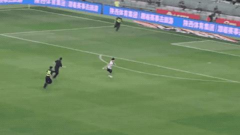 球迷冲进球场拥抱梅西跑了多少米,球迷冲进场内拥抱梅西全过程