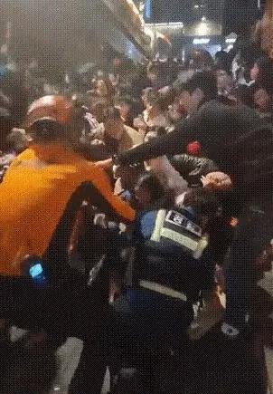 154人遇难！韩国*踏事踩**故，被挤到窒息、吐血，悲剧诱因是什么？