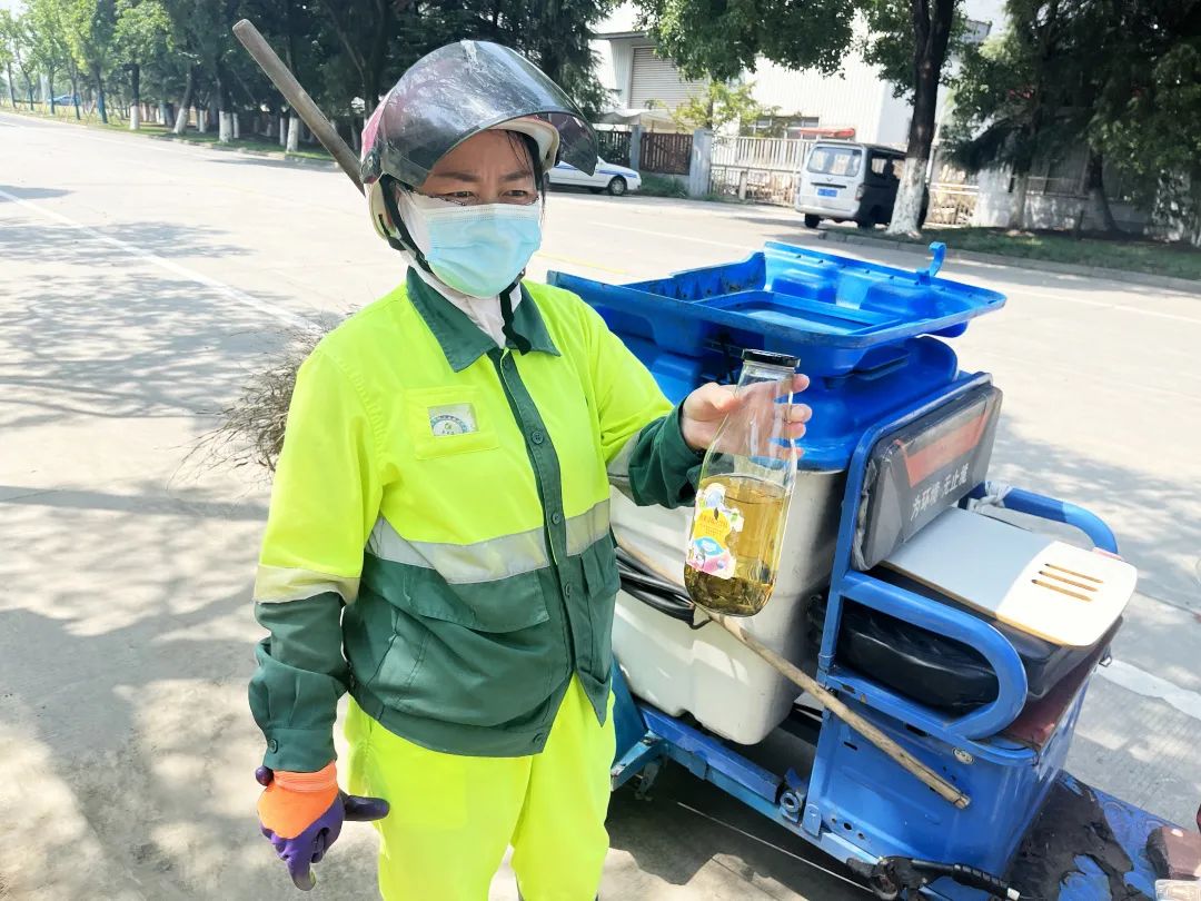 烈日下他们挥汗奋战,烈日下他们穿针引线