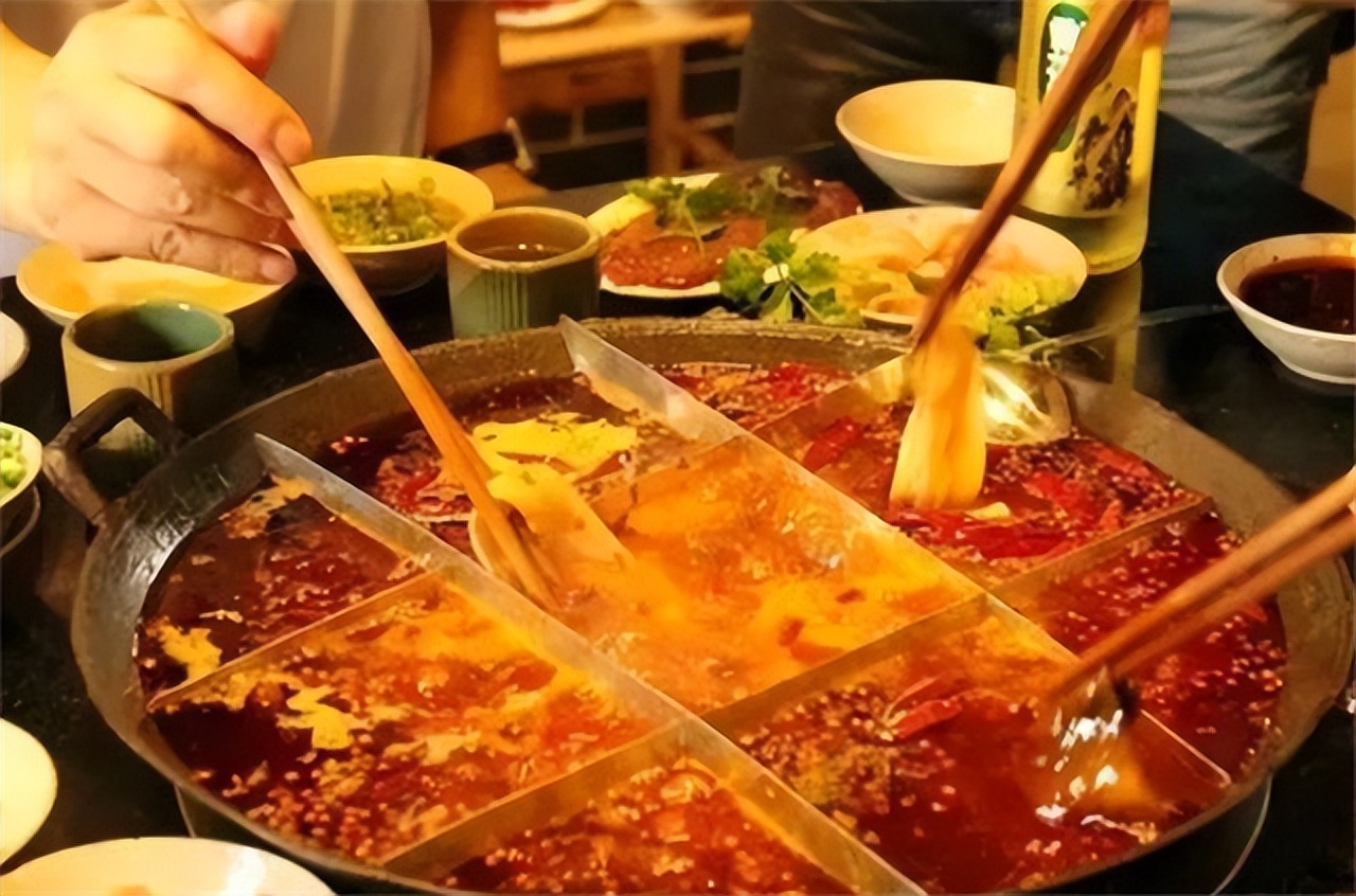 美国小伙在中国生活8年，回国后绝望吐槽，连夜买机票回中国