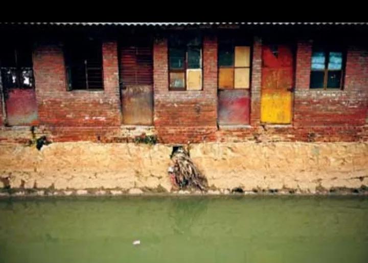 门前有水向右流什么意思,门前有水不是福屋后有山灾祸足