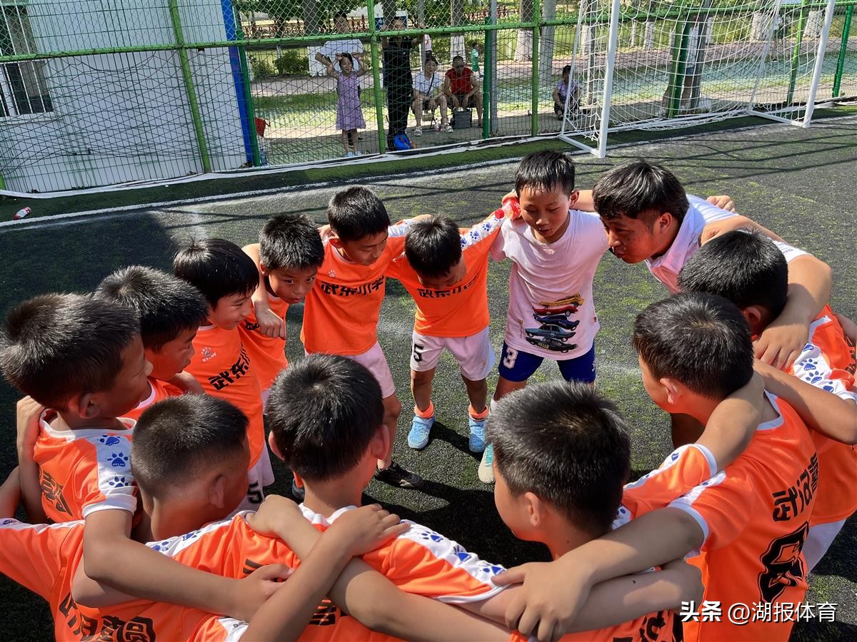 邓卓祥姚翰林赶来颁奖——青山区首届小学校园足球联赛火爆收官