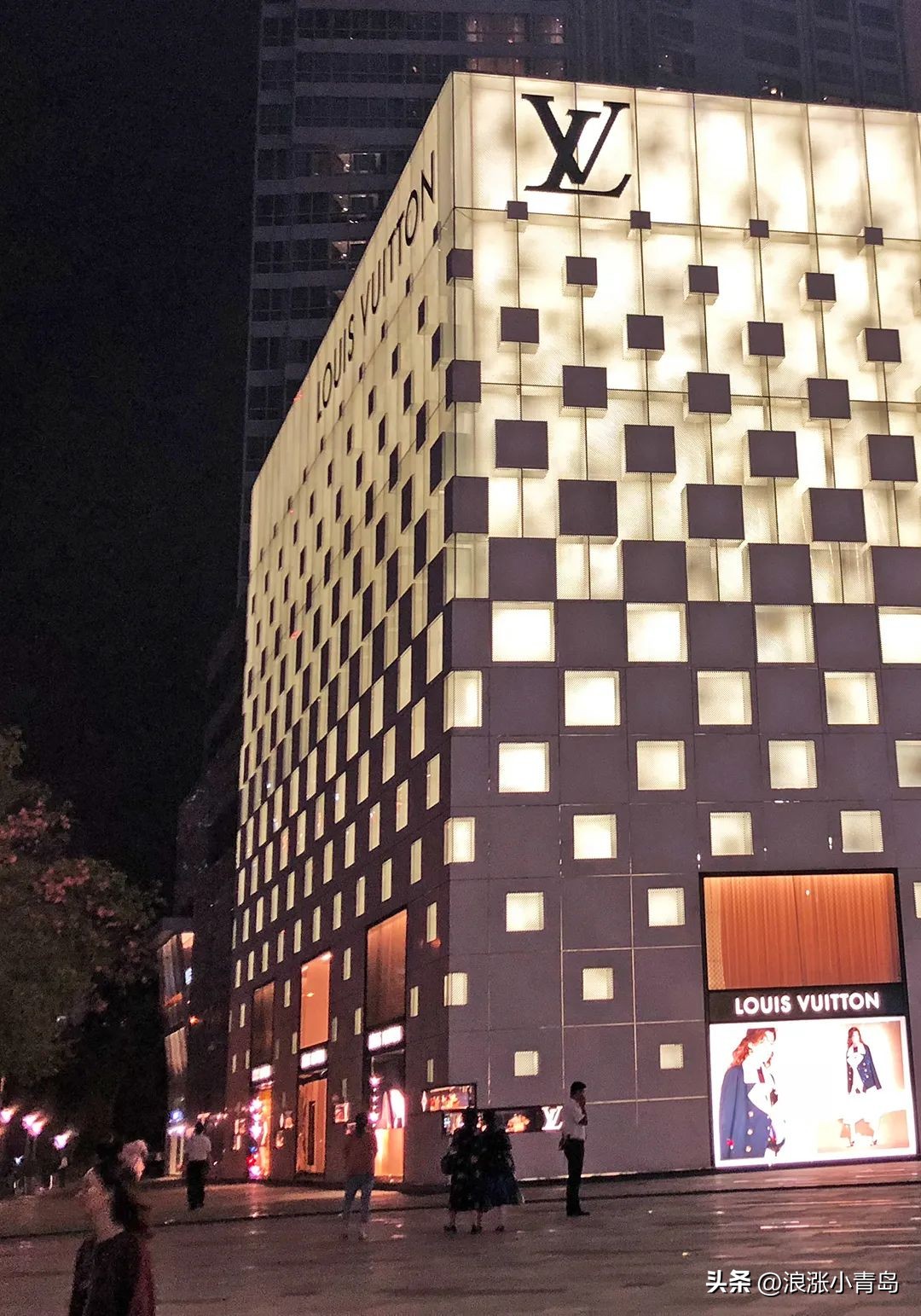 lv大幅涨价消费者排长队抢购,lv涨价遭疯抢