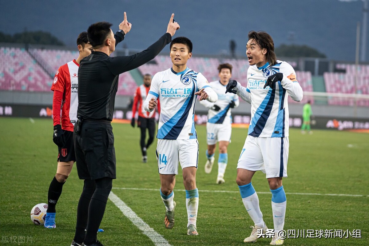 大连万达裁判,万达足球俱乐部退出足坛反应