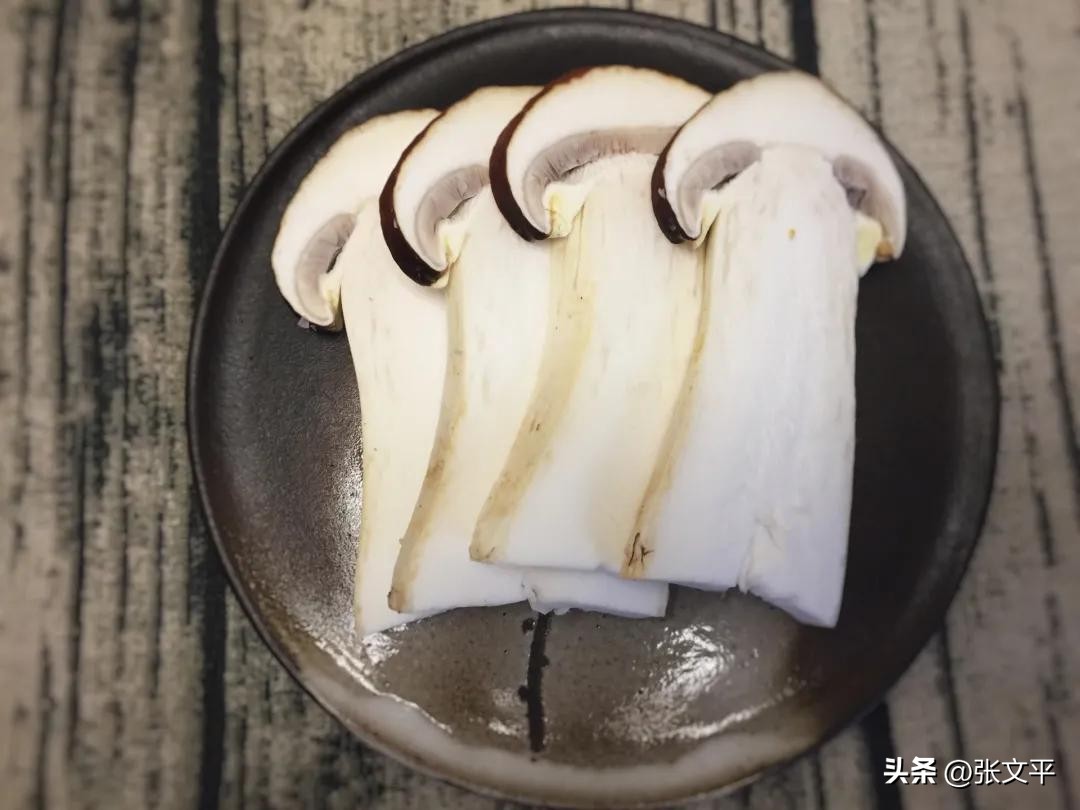 一碗正宗的蕈油面等你来品尝,全上海难觅的蕈油面