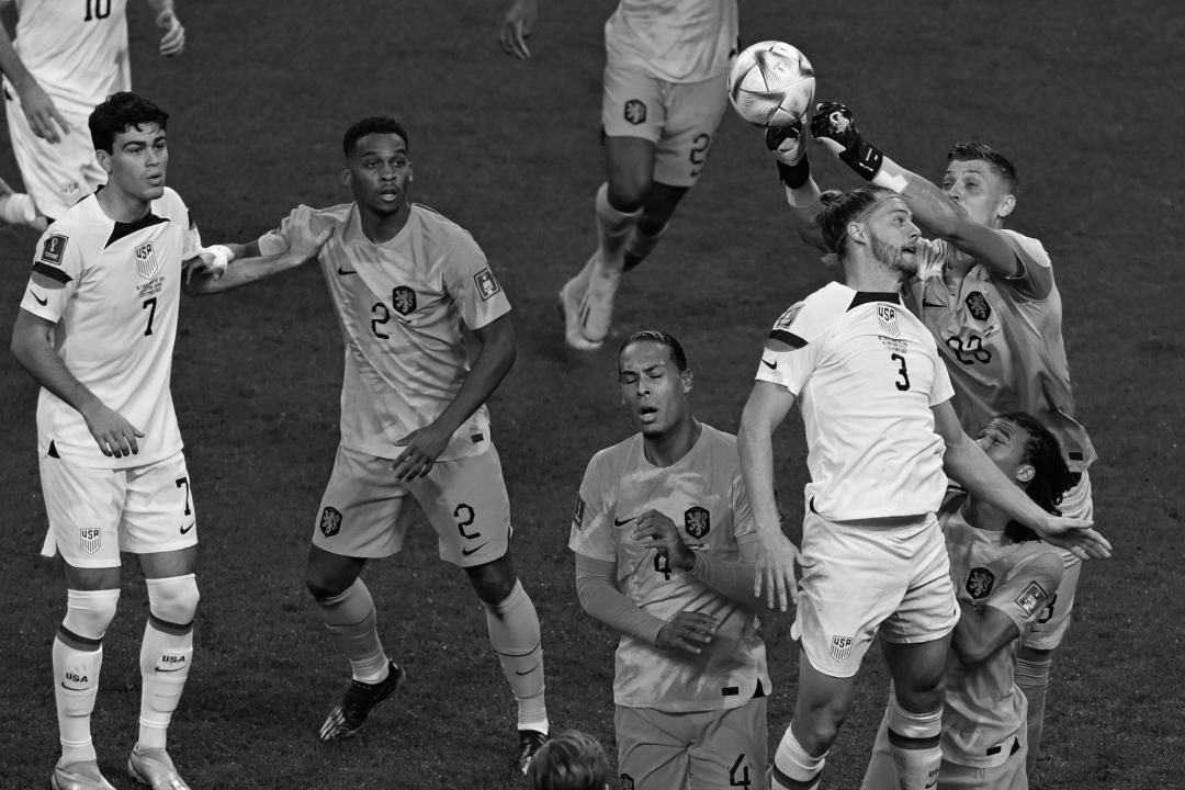 完整阵容面对荷兰3比0轻松取胜,荷兰逆转最关键的一次