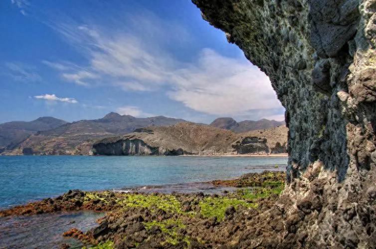 去武汉出差，同学小姨子热情招待我，与她发生幸福的事