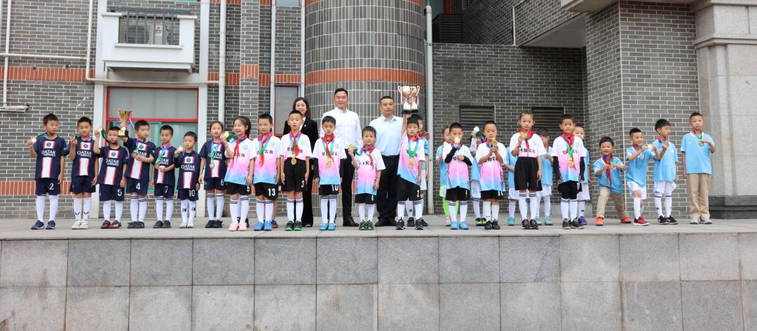 华阳实验小学|绿茵点亮少年梦，足球转动新未来