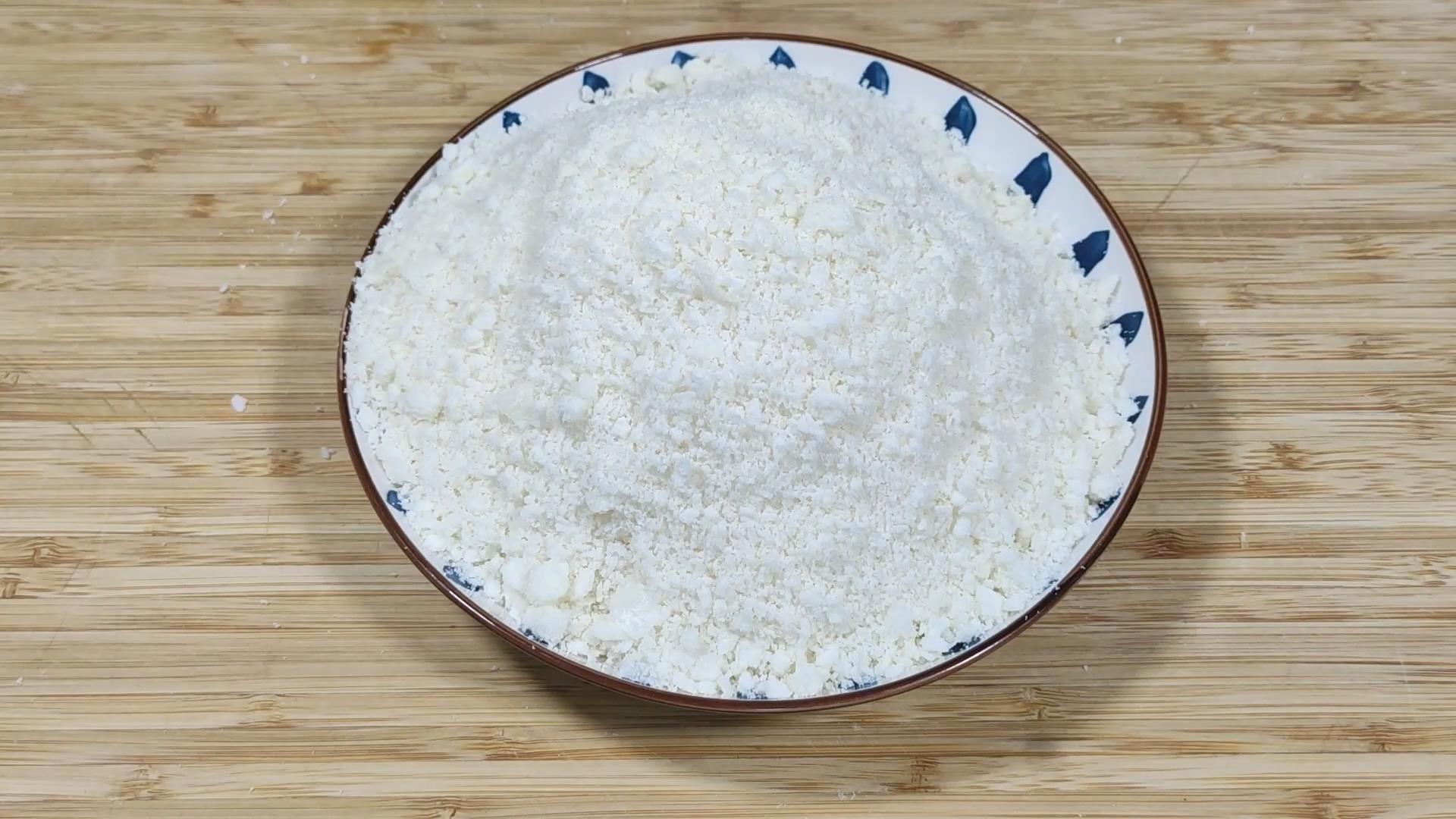 炸丸子切记不要放面粉和淀粉,炸肉丸子用面包糠炸才会又酥又脆