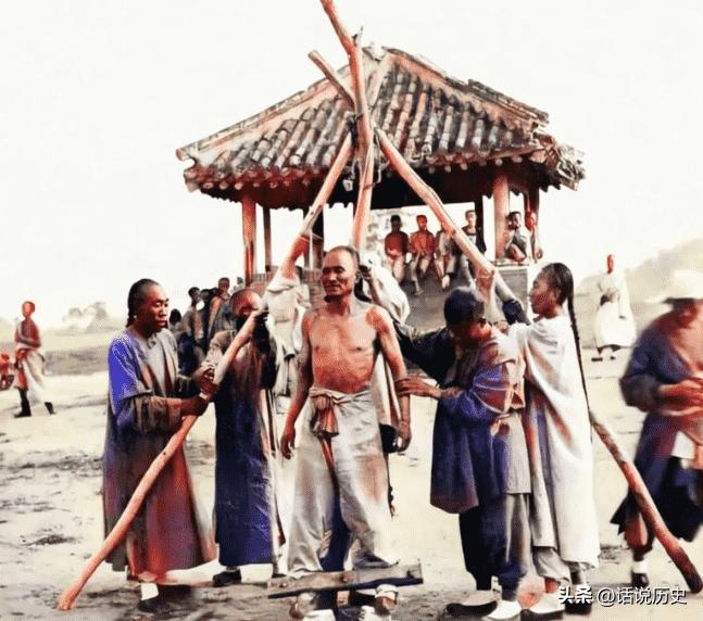 变态的纳粹德国,*光脱**犹太人女人衣服,集体*杀屠**!