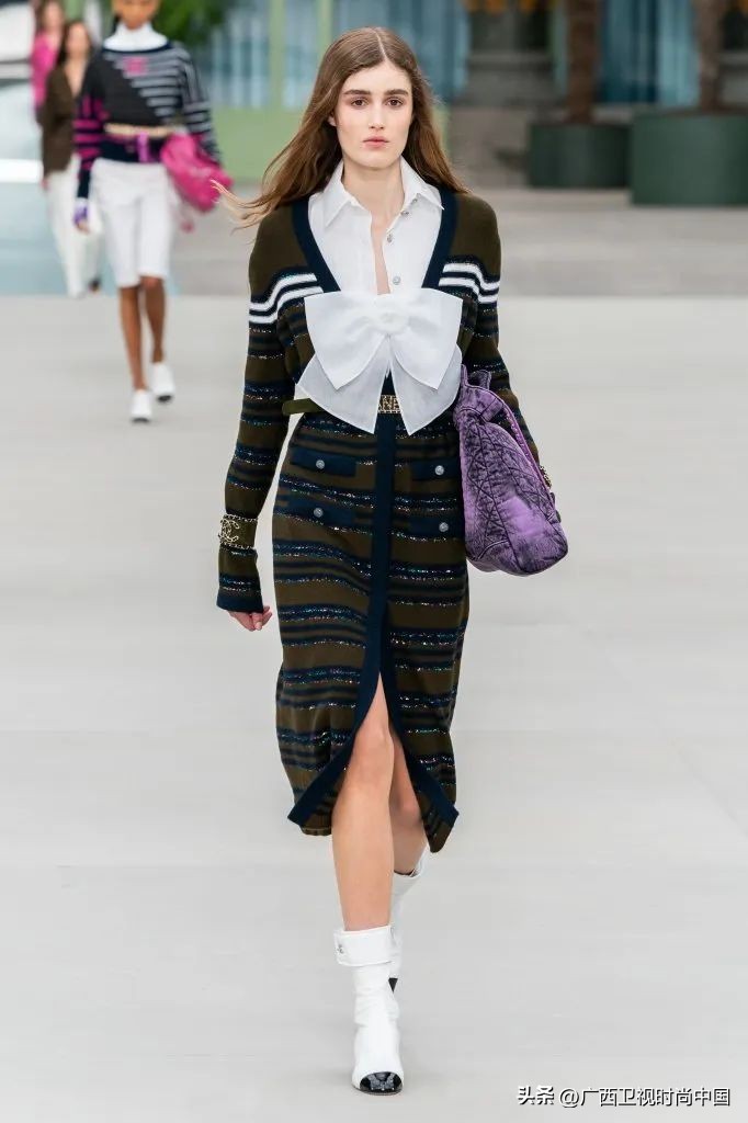 超大纱蝴蝶结怎么搭配,两个小蝴蝶结怎么搭配甜美