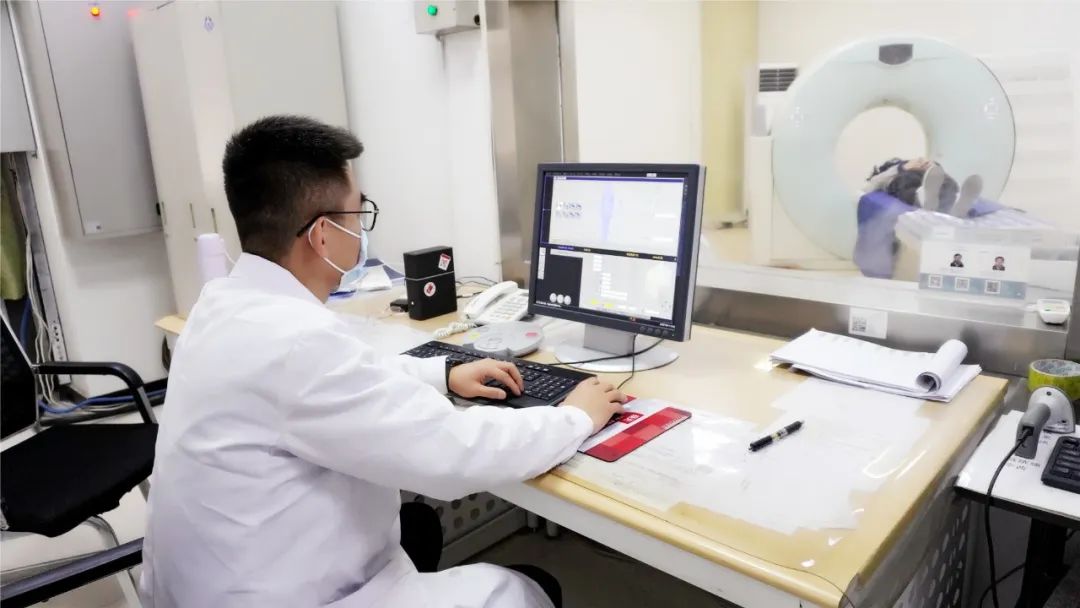 致敬公司的摄影师,美女致敬摄影师视频