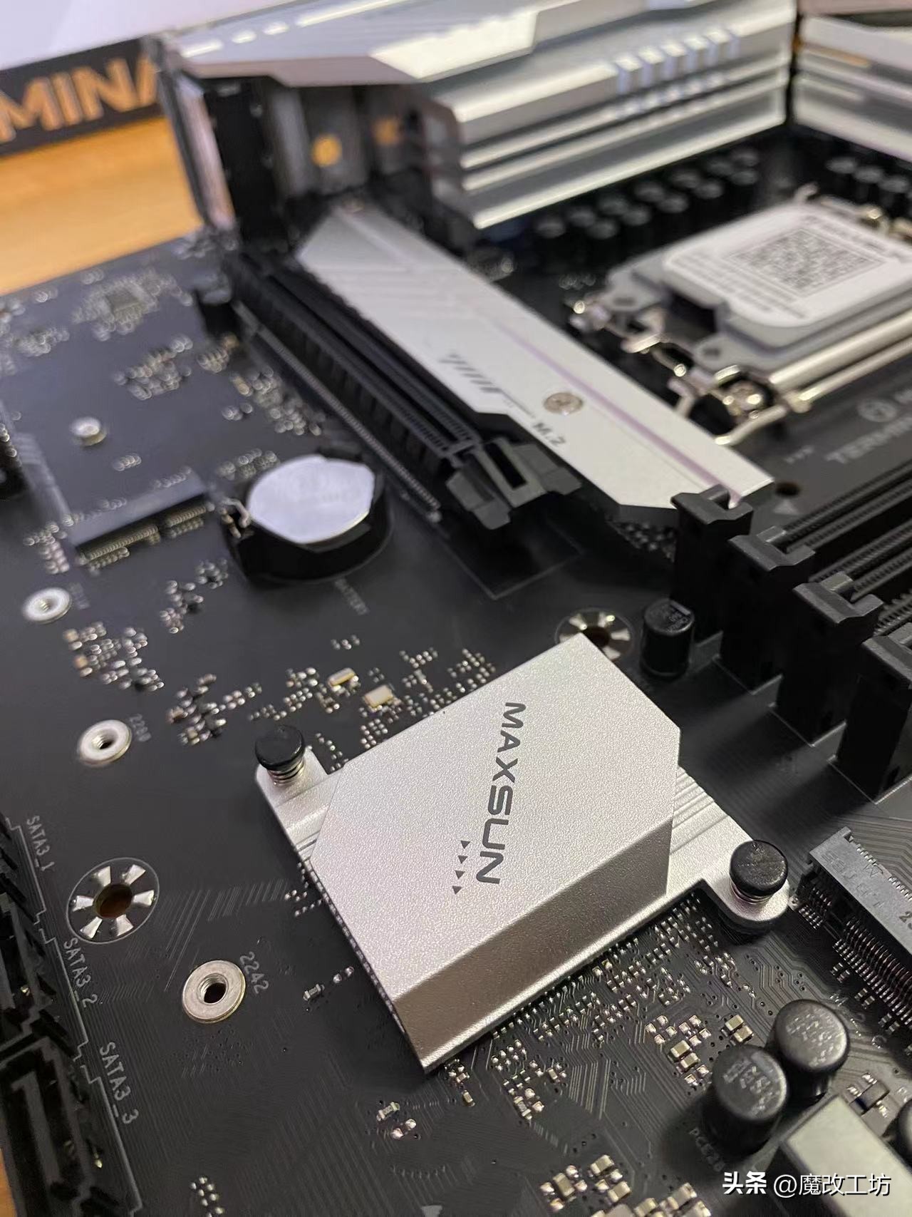 699元丐帮帮主760终结者主板本质跟七彩虹影驰无异!温度瞬间破百