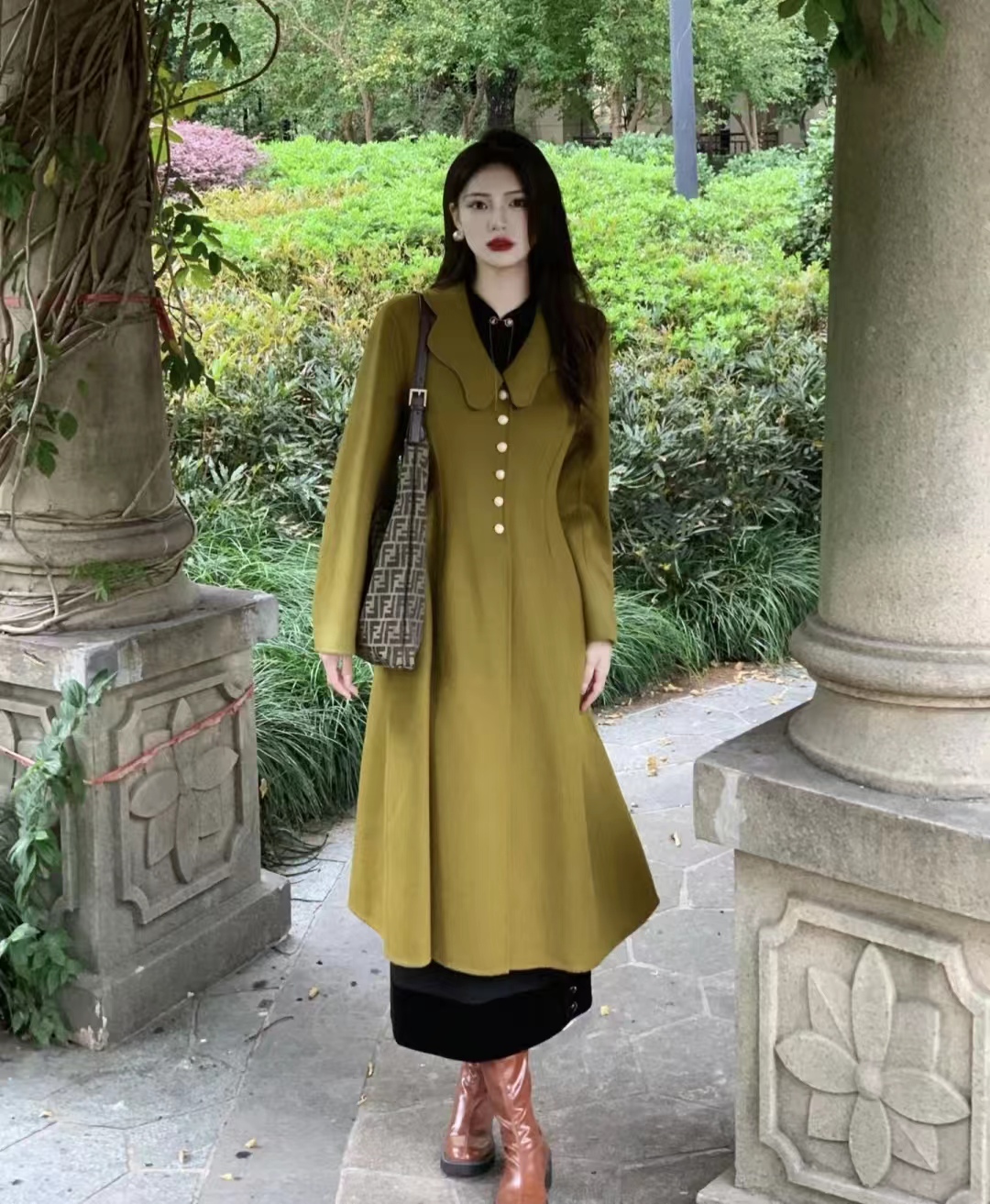 黑色大衣搭配什么颜色毛衣显高级,深棕灰色格子大衣怎么穿出高级感