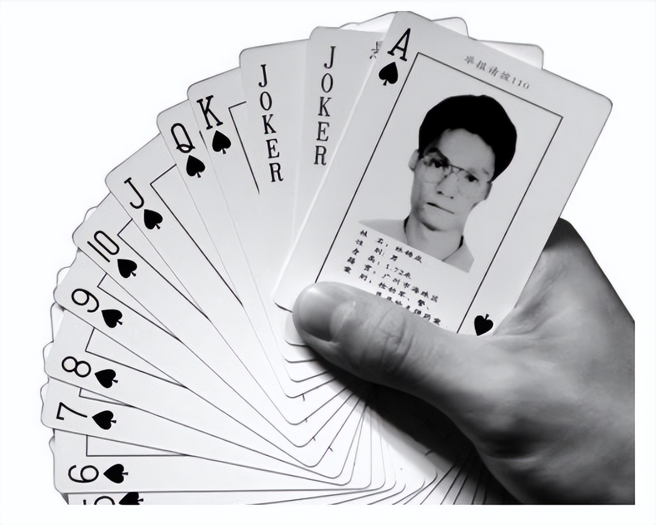 2014年，54岁老汉跳楼却砸死路人，警方调查发现其为17年前在逃犯