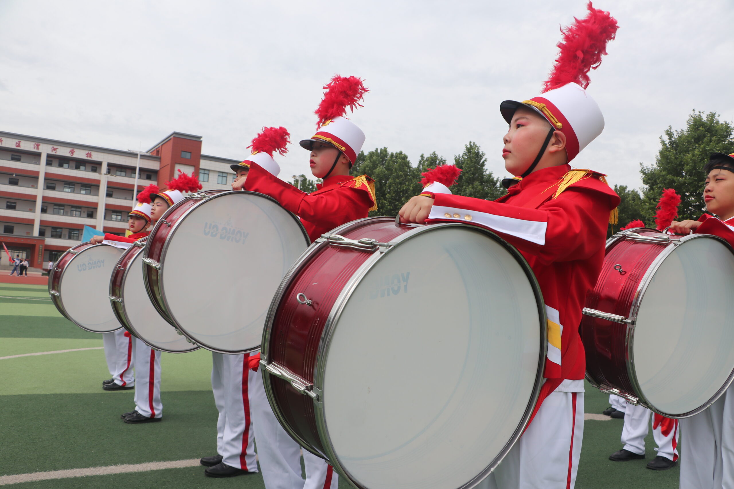 渭南高新小学参加全区第十届中小学生春季田径运动会开幕式