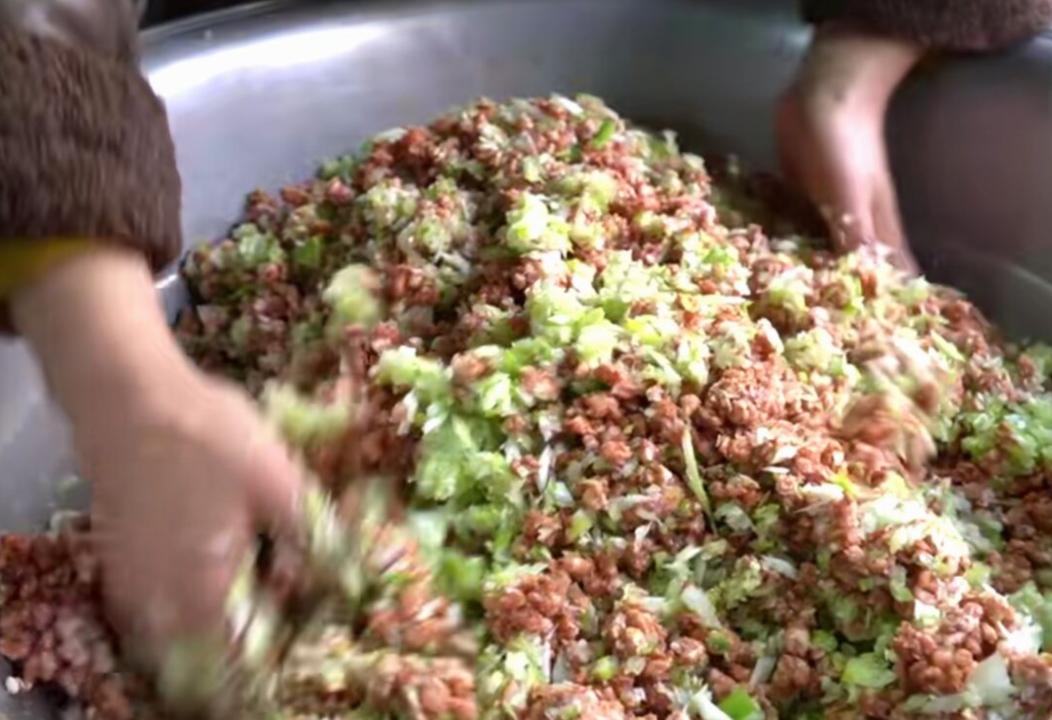 河南82年大姐摆摊卖饼10多年，3两一个只卖3元，已在当地买房买车