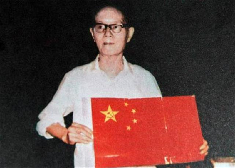 1949年，国家征集*旗国**图案，五星红旗只得15票，另一作品得185票