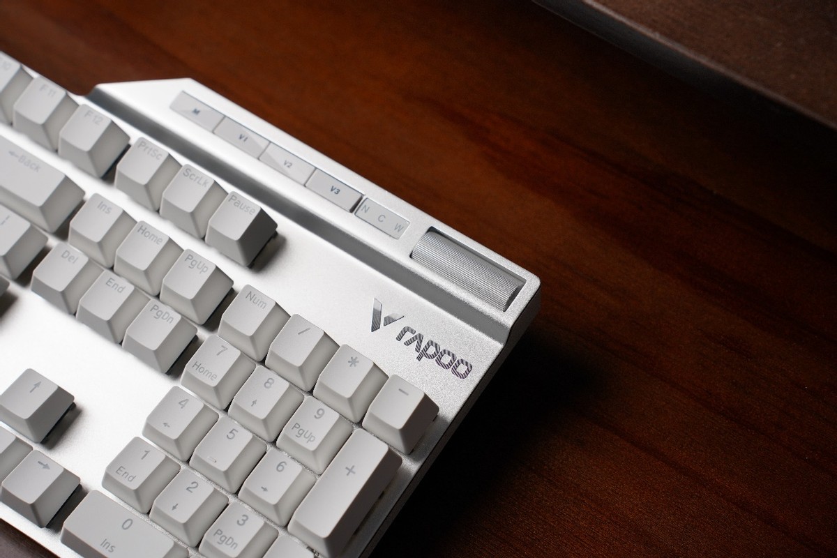 雷柏v700rgb机械键盘用什么轴,雷柏v700rgb合金版是热插拔吗