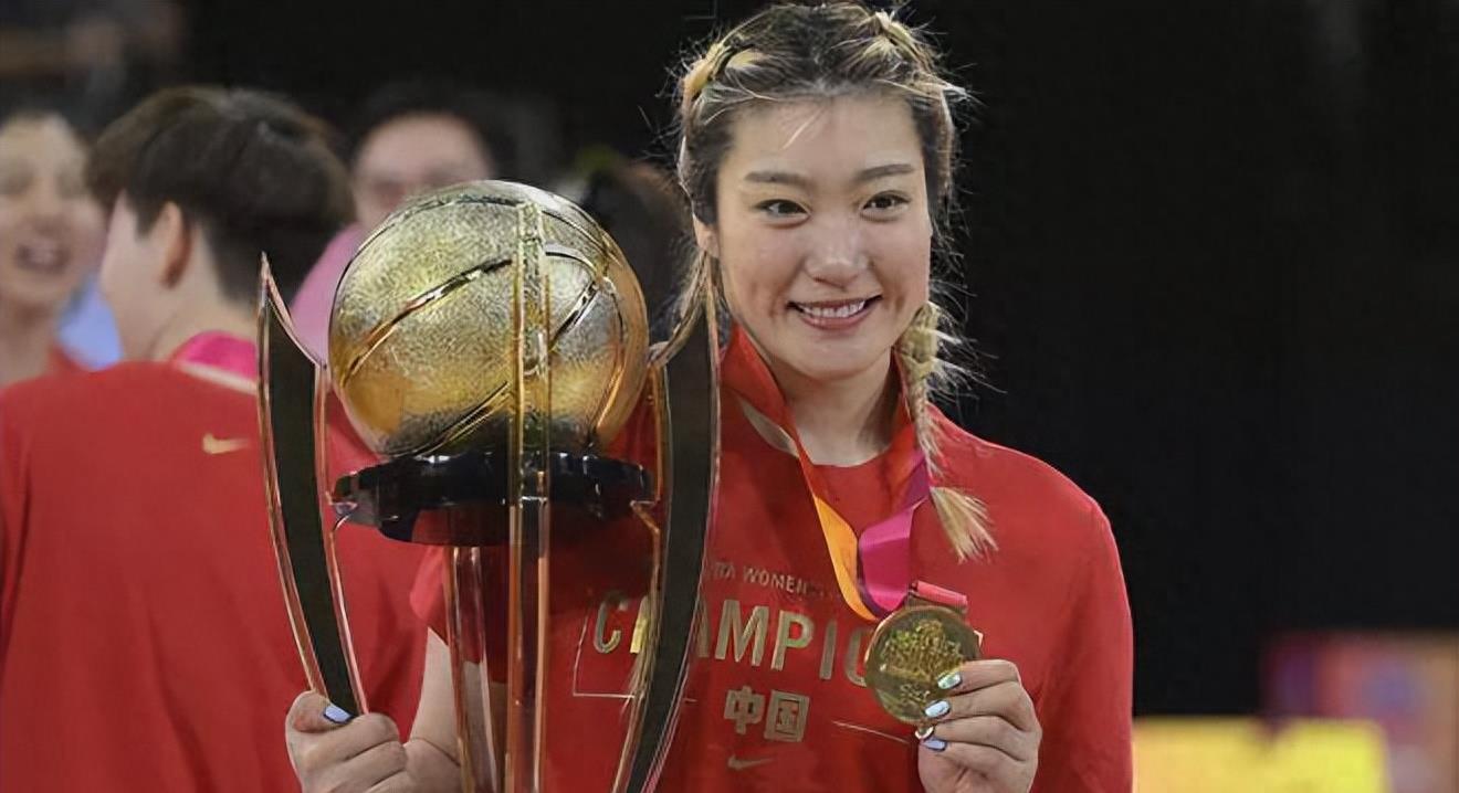 李梦为啥穿9号球服,李梦曝光公开换球衣引爆热议