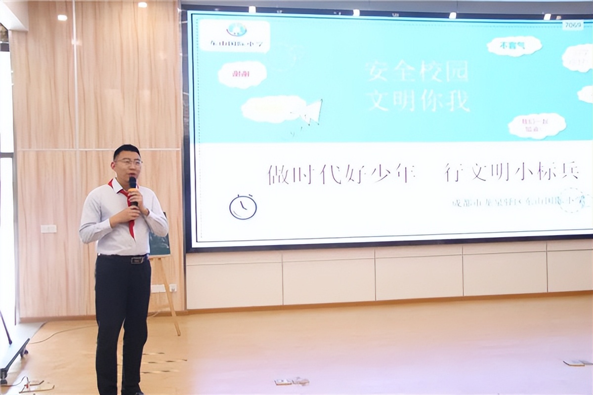 东山国际小学副校长邬超应告诫队员们为自己撑起一片安全的蓝天
