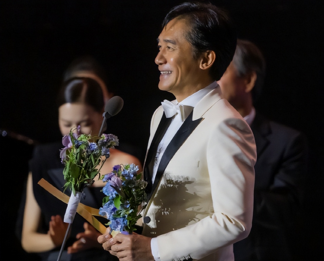 与女星演床戏疑假戏真做,妻子被拍不雅照,他是情史最单纯影帝?