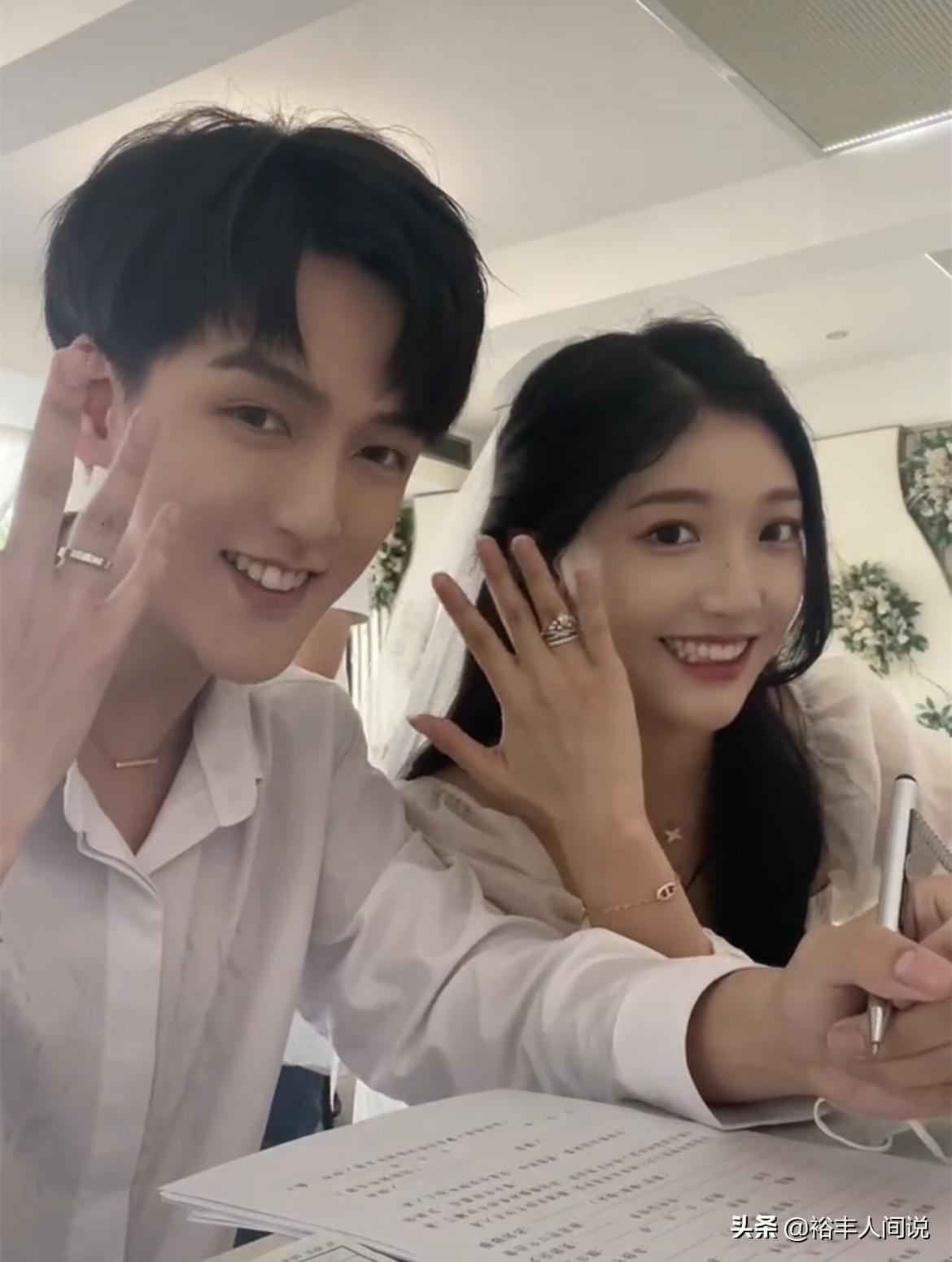 恭喜！高颜值网红十缨与男友登记结婚，甜晒Angelababy同款钻戒