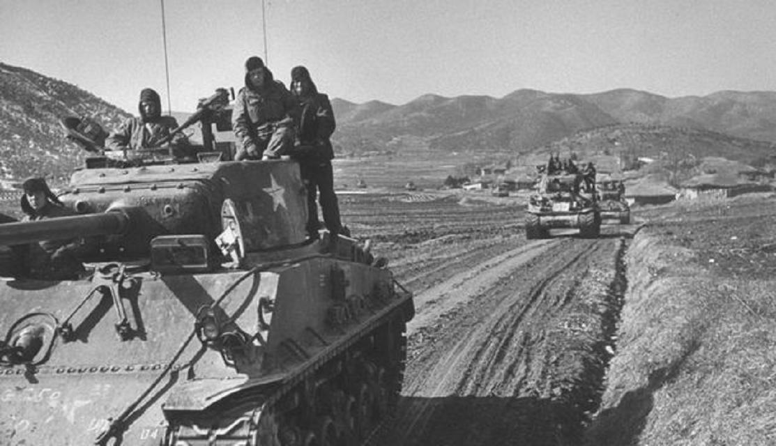 朝鲜军惨败后，后方只剩女人，志愿军高层严令：犯作风错误者枪毙