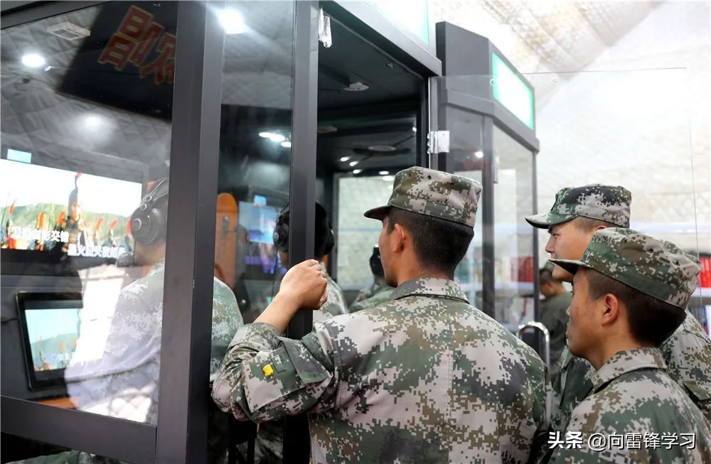 兵哥哥野外驻训训练与生活,兵哥哥在巡逻被围观