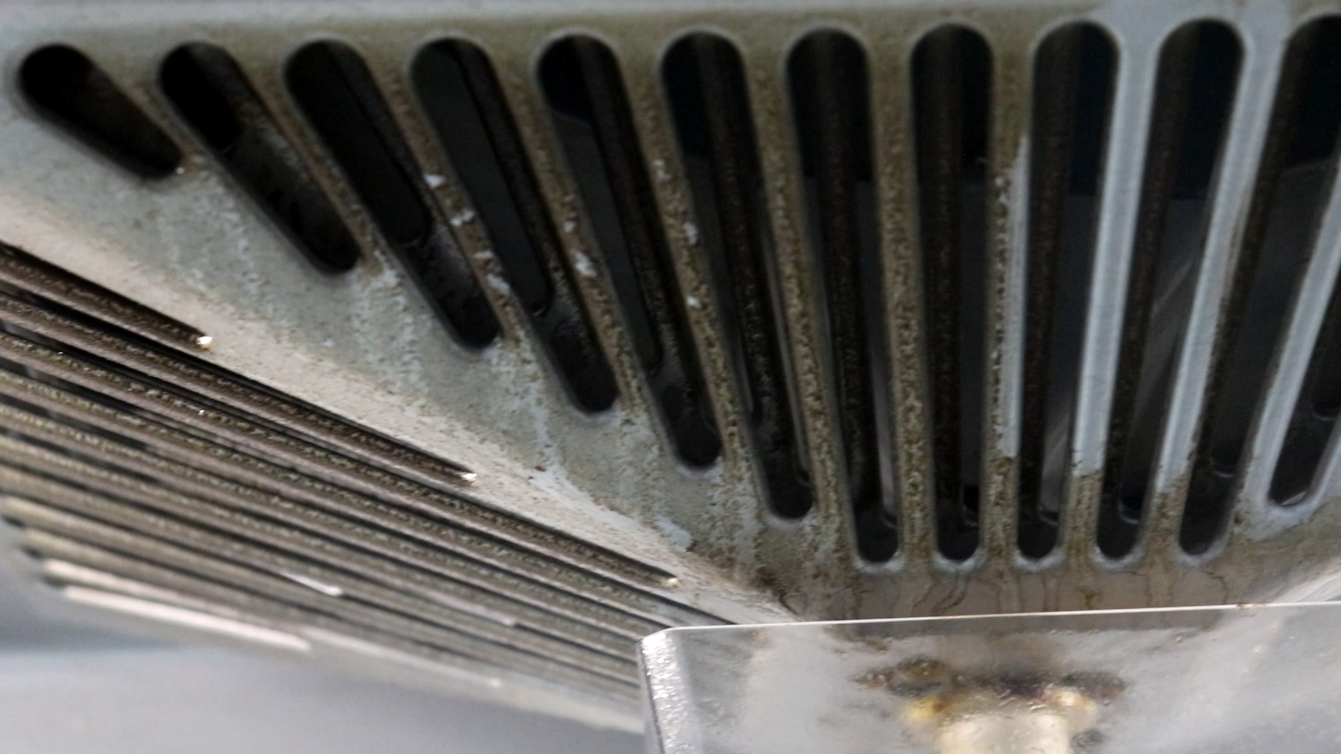 家里油烟机不管多脏一个口罩搞定,怎么用一次性口罩擦油烟机