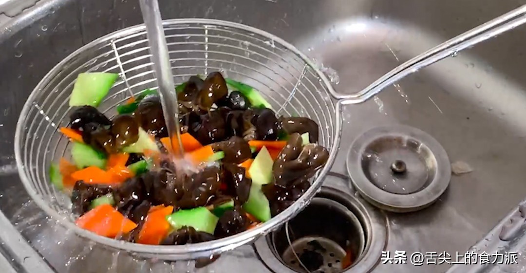 鸡身上“3个部位”有剧毒，医生怒斥：别给孩子吃，小心停止发育