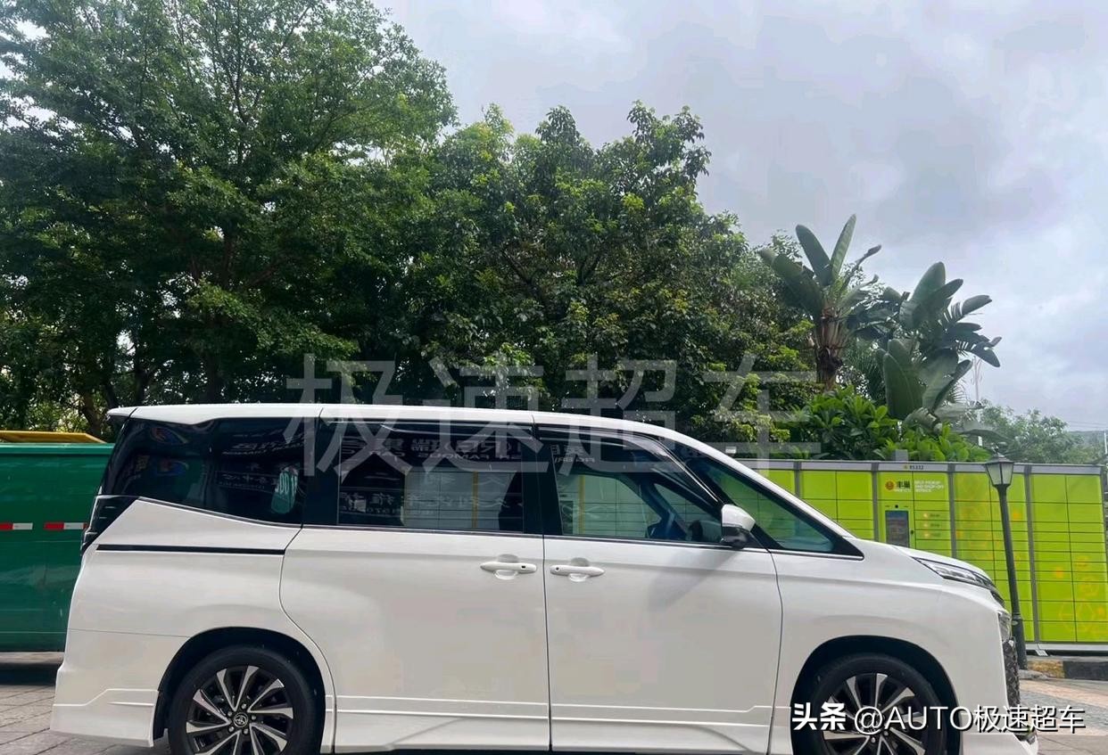 七座mpv丰田voxy价格,丰田voxy七座内饰风格