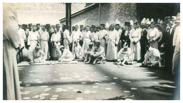 民国往事：另类职业“哭丧人”，辣椒水抹眼角，喝麻油哭出沙哑声