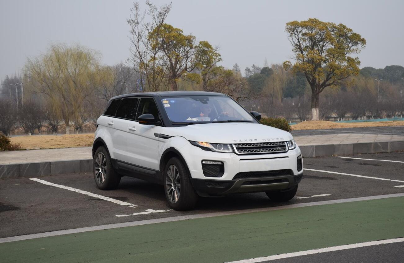 撕掉了所谓女性的身份标签,女司机车贴撕掉