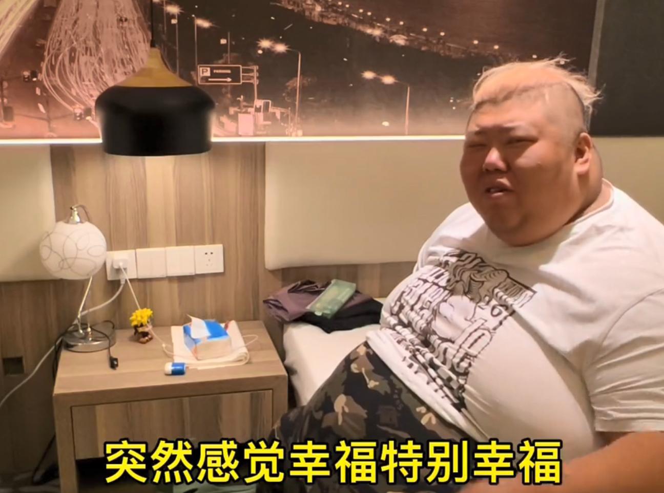 600斤胖猴仔，举健身球抬不动胳膊，疼得呲牙咧嘴，猴嫂笑开花