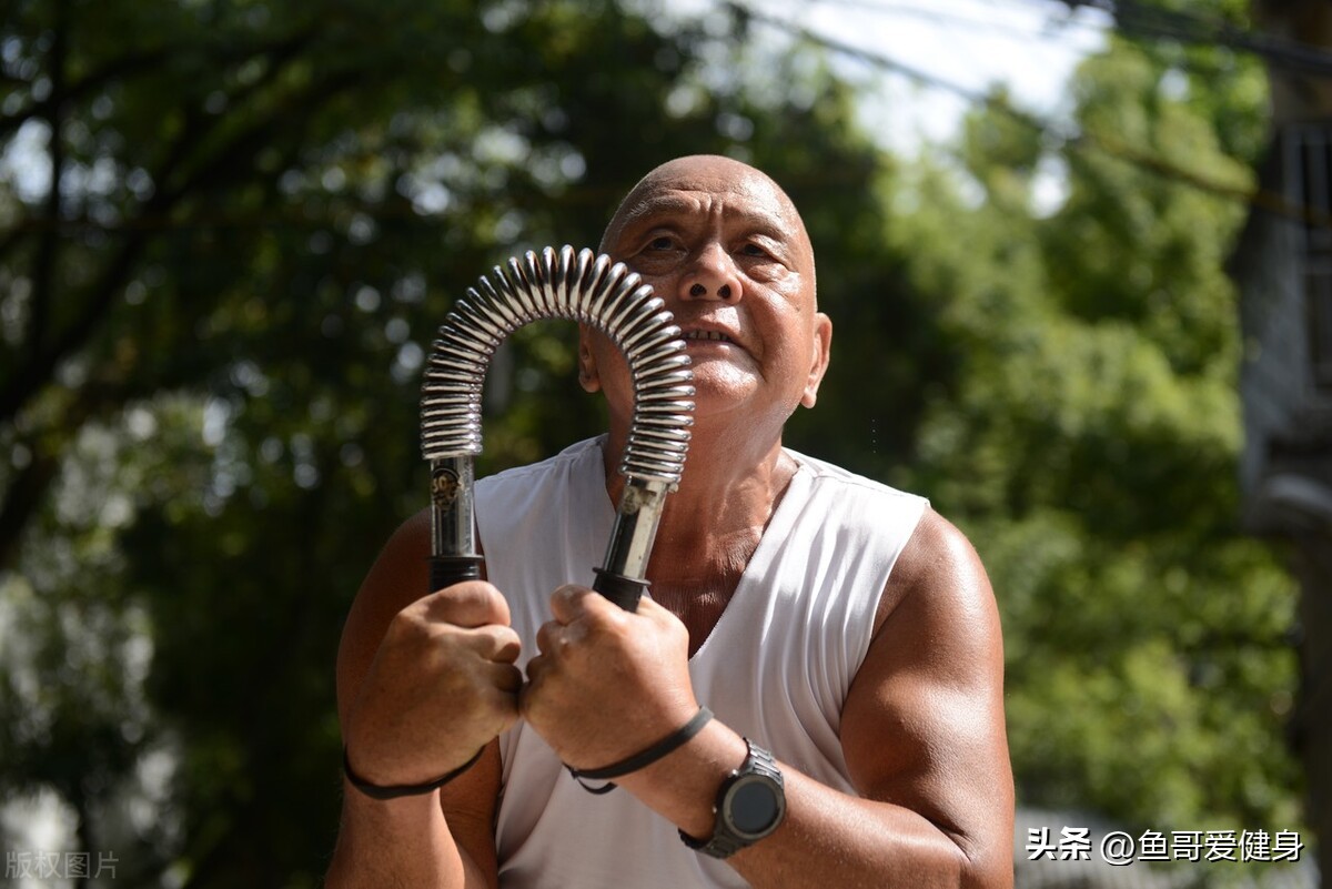 臂力器的正确使用方法,臂力器能锻炼到哪些肌肉