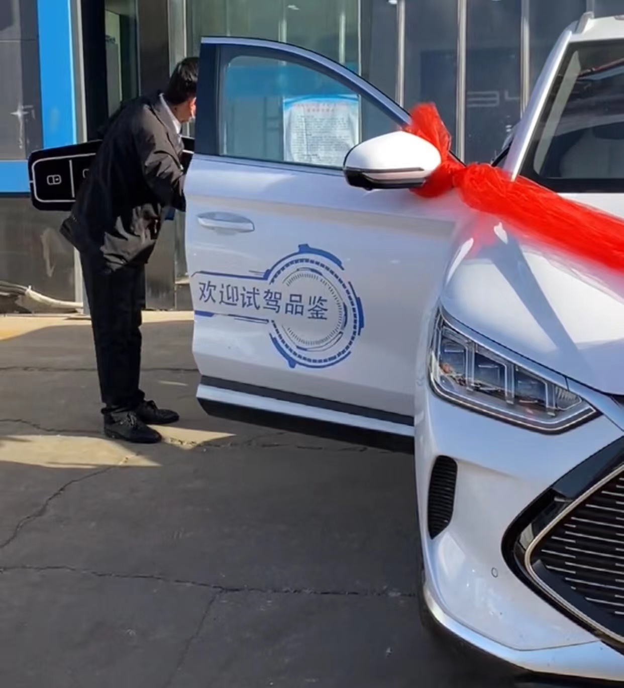 30岁男人从事汽车销售工作,47岁大叔面试汽车销售员