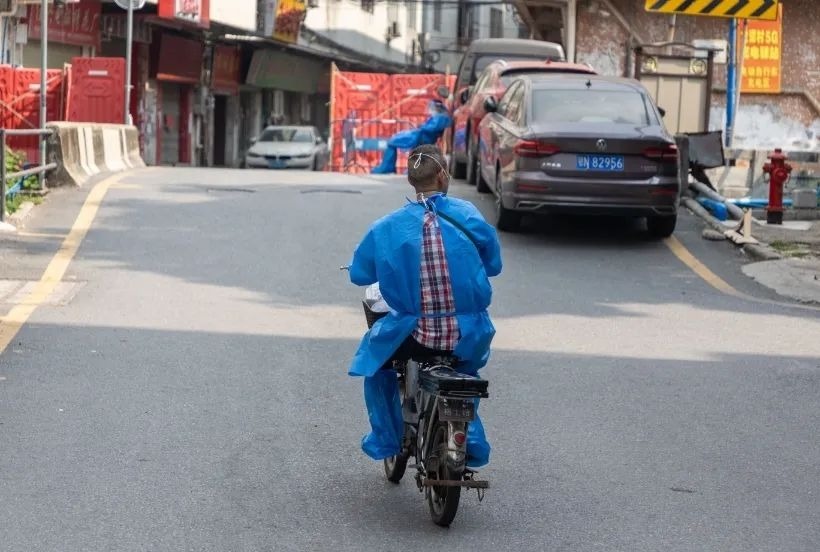 他们送去的不止是药，还有最“啰嗦”的关心……