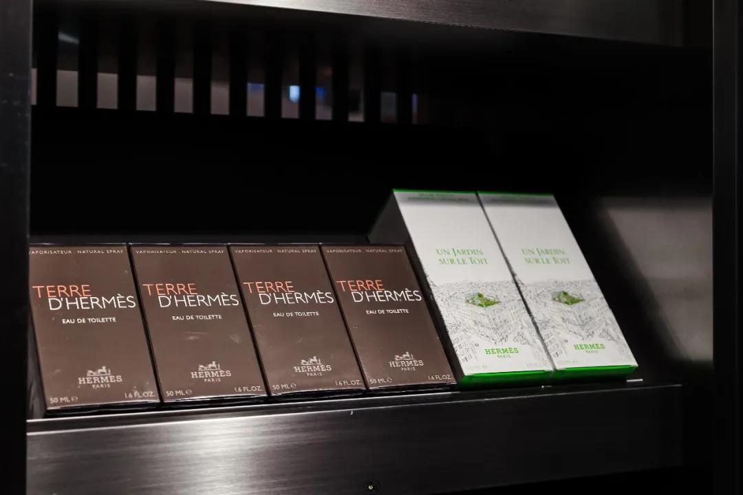 郑州第①家高端美妆集合店「HAYDON黑洞」“空降”大融城